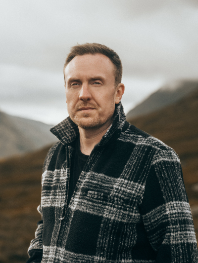 Scottish Singer-Songwriter Griogair Releases Single & Video “2014” (Feat. Alan Cumming)”