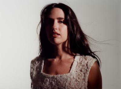 Alternative-Soul Singer Rozzi Unveils Moody & Lush New Single “Hold Tight”