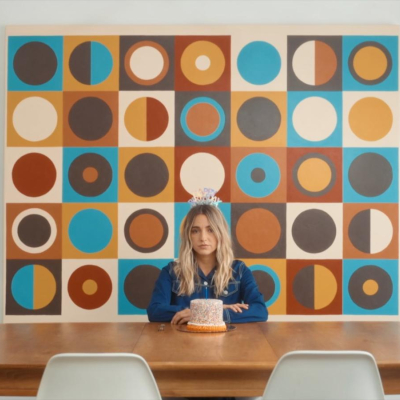 Katelyn Tarver Shares Fitting Video To Close 2021: “Year From Now”