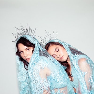 Sibling Duo Lily & Madeleine Release New Song “Can’t Help The Way I Feel,” The Beating, Grooving Heart of Forthcoming Album ‘Canterbury Girls’ (Feb 22/New West Records)