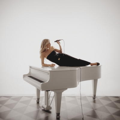 Mackenzie Carpenter Follows A Broken Heart Into Temptation & Trouble On “Kinda Want Your Man”